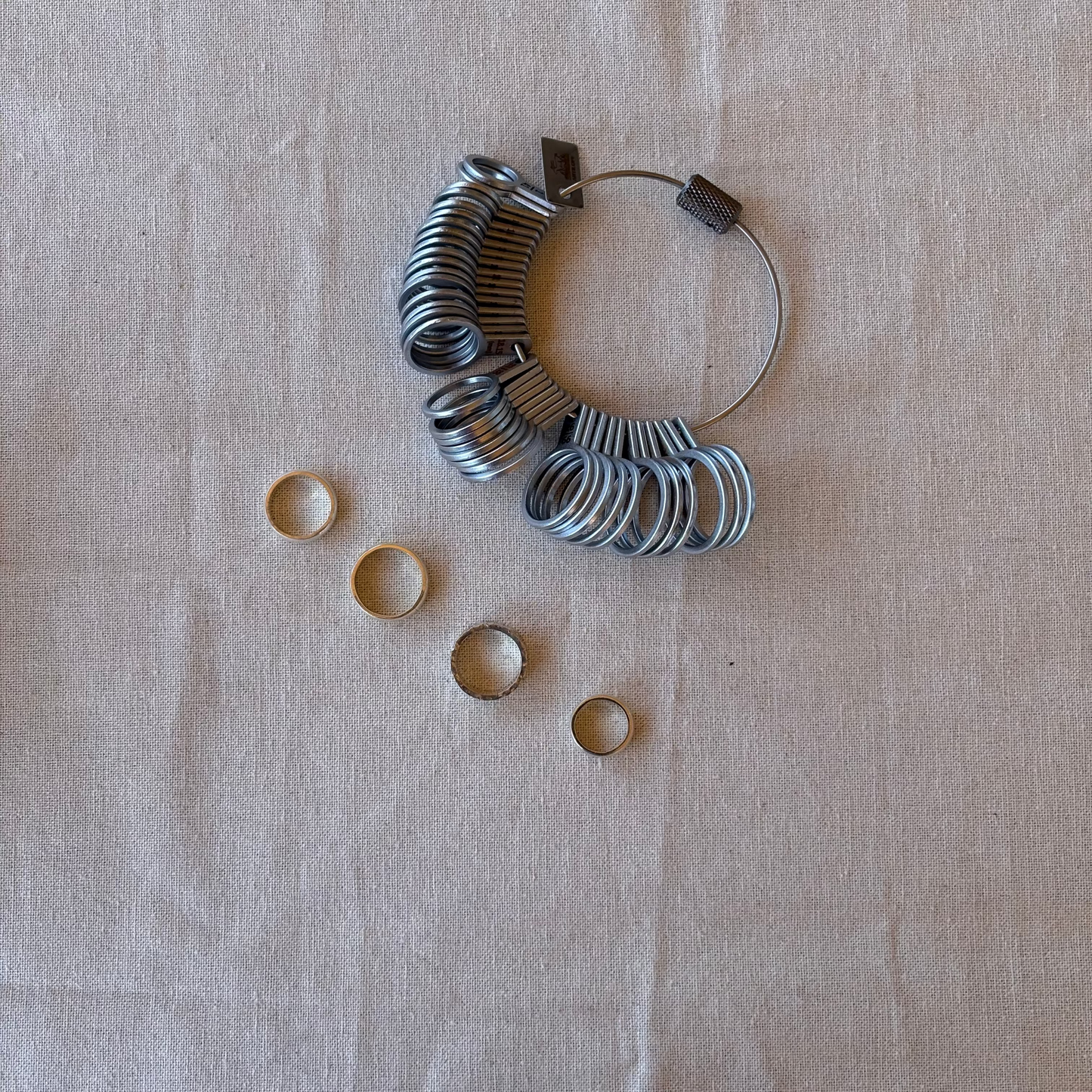 Anell de mitja canya, llimat completament a mà, de Plata de Llei 925