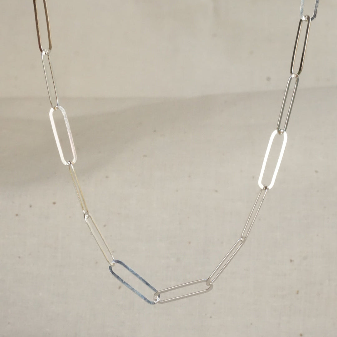 Collar Cadena Eslabó allargat i pla de Plata de Llei 925.
