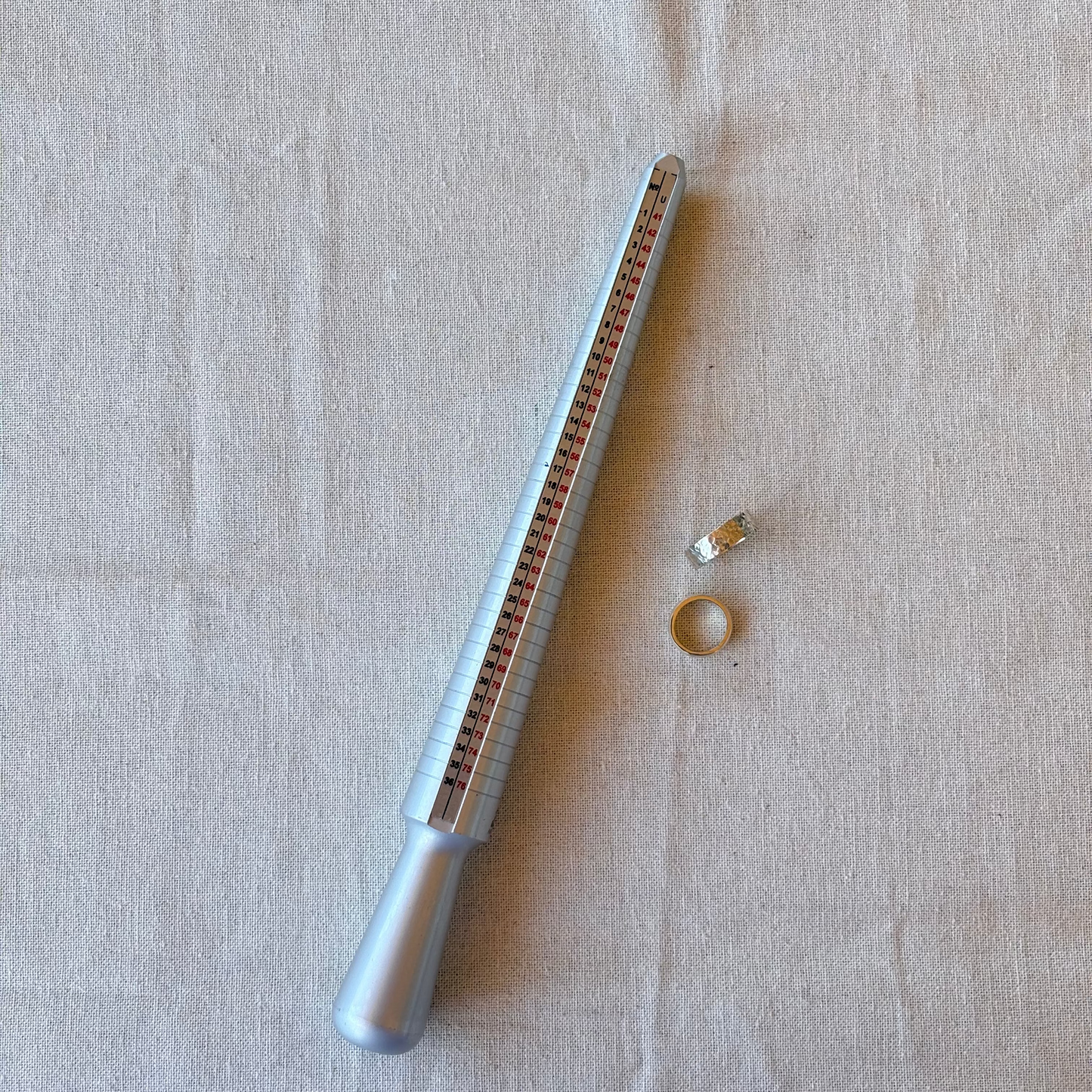Anell amb disseny martelé de Plata de Llei 925 fet completament a mà, amb un disseny únic