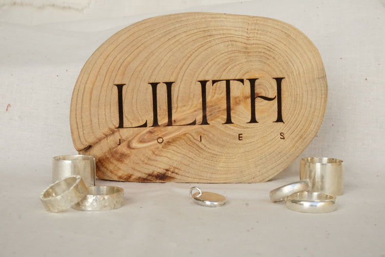 Anell ample en forma de tub, llis i brillant de Plata de Llei 925.