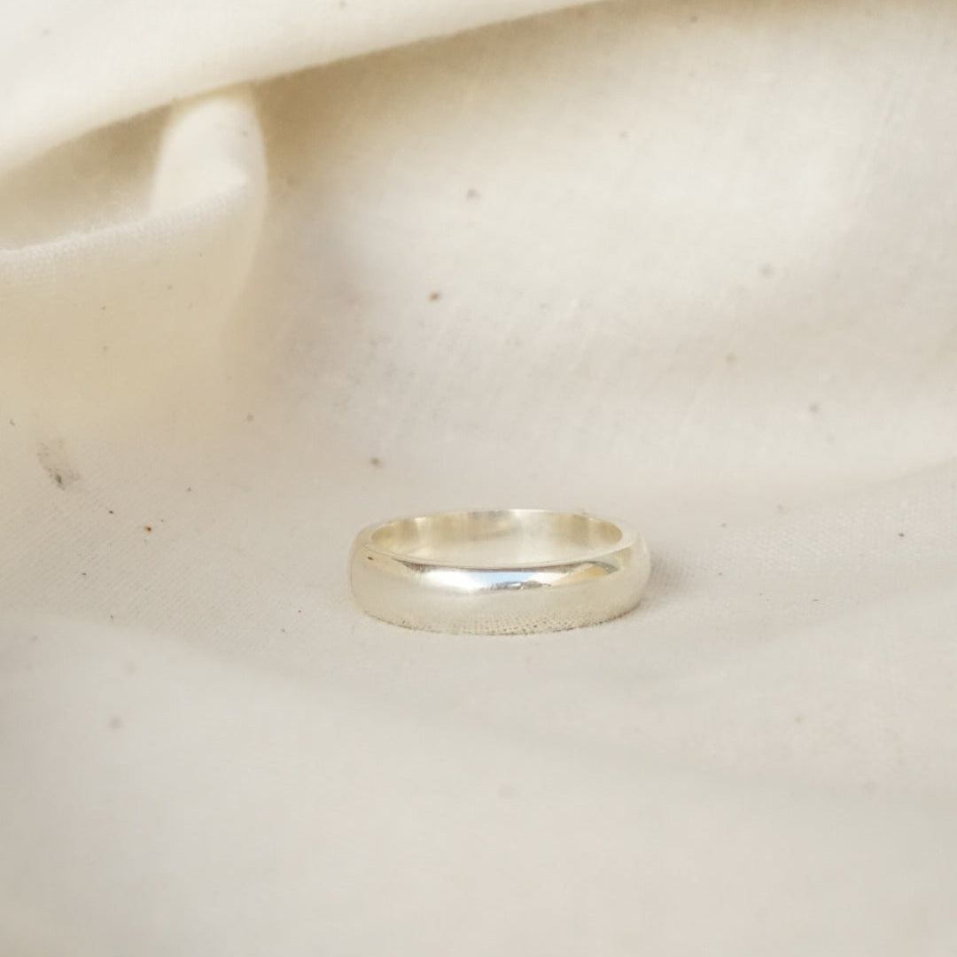 Anell de mitja canya, llimat completament a mà, de Plata de Llei 925