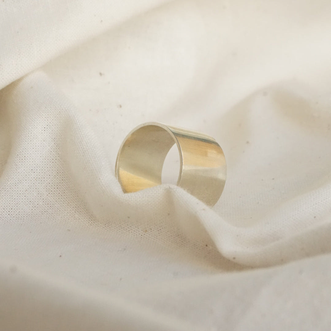 Anell ample en forma de tub, llis i brillant de Plata de Llei 925.