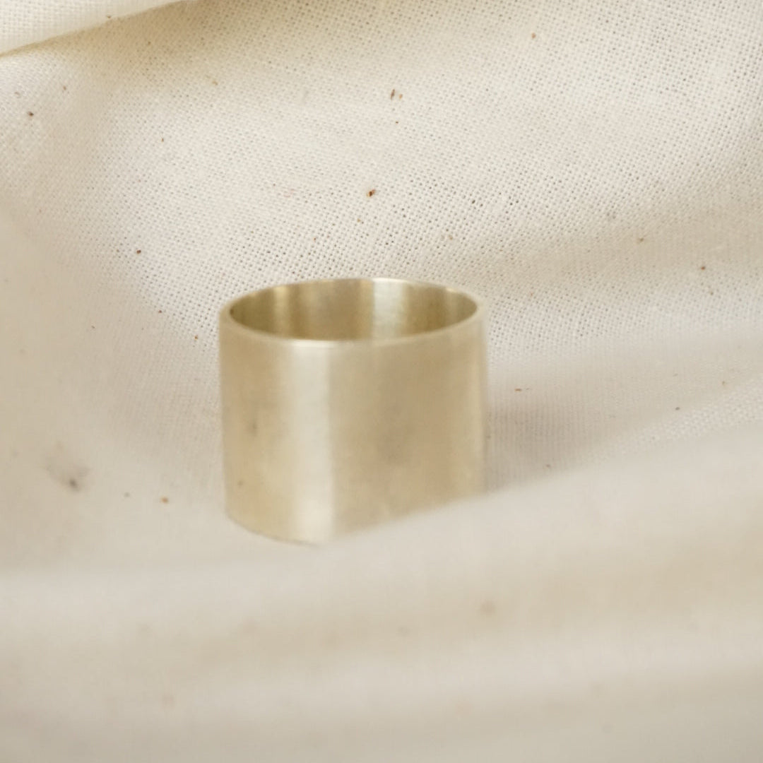 Anell ample en forma de tub, llis i brillant de Plata de Llei 925.