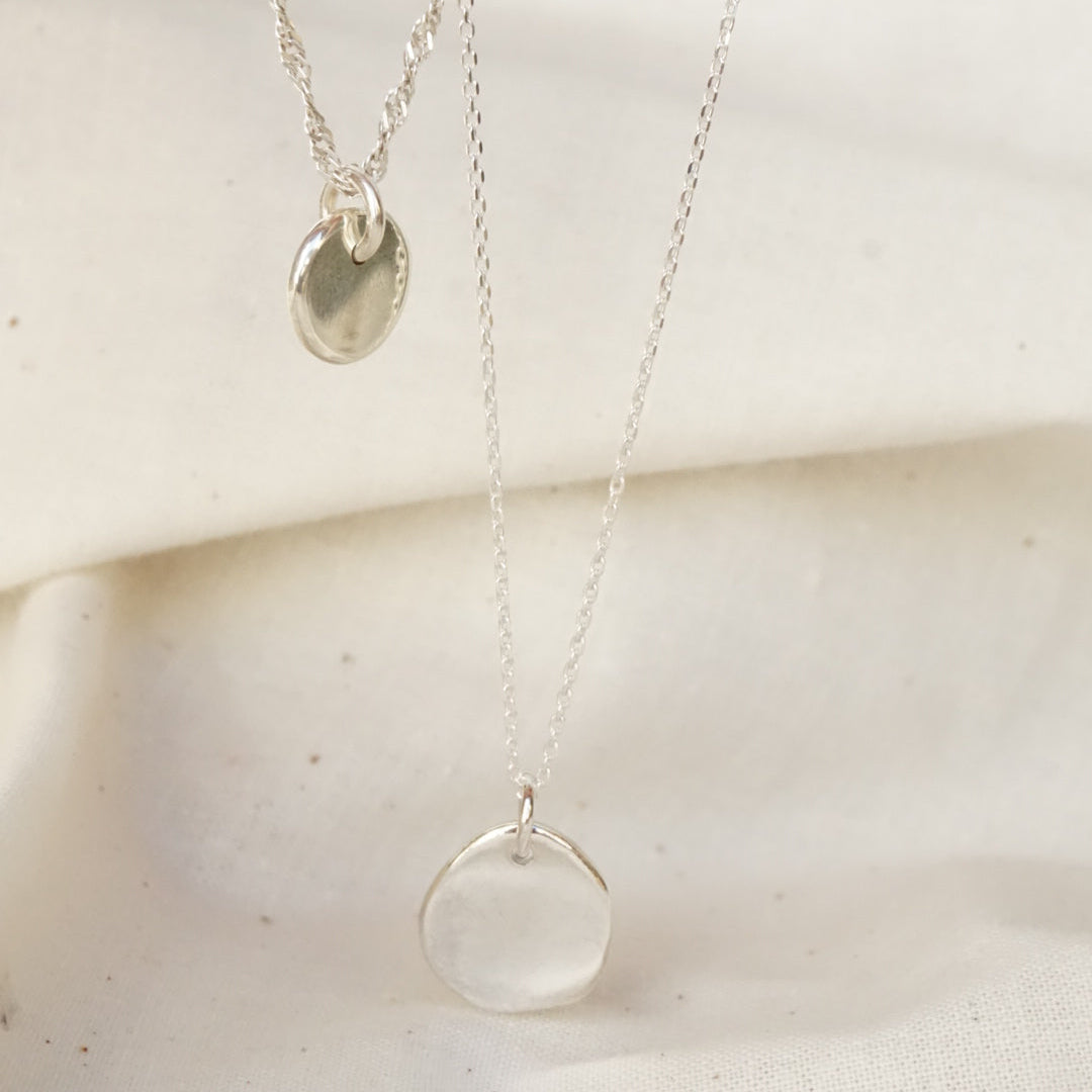 Collar Cadena Forçada fineta i amb un acabat brillant, tanca reasa, bàsic pel dia a dia. 