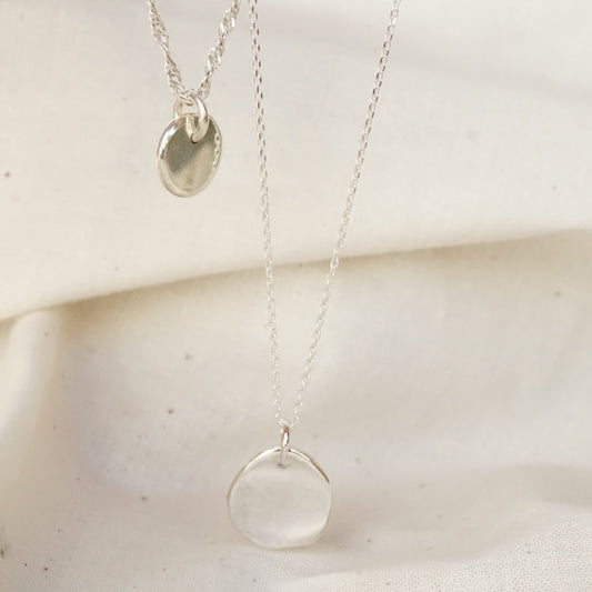 Collar Cadena Forçada fineta i amb un acabat brillant, tanca reasa, bàsic pel dia a dia. 