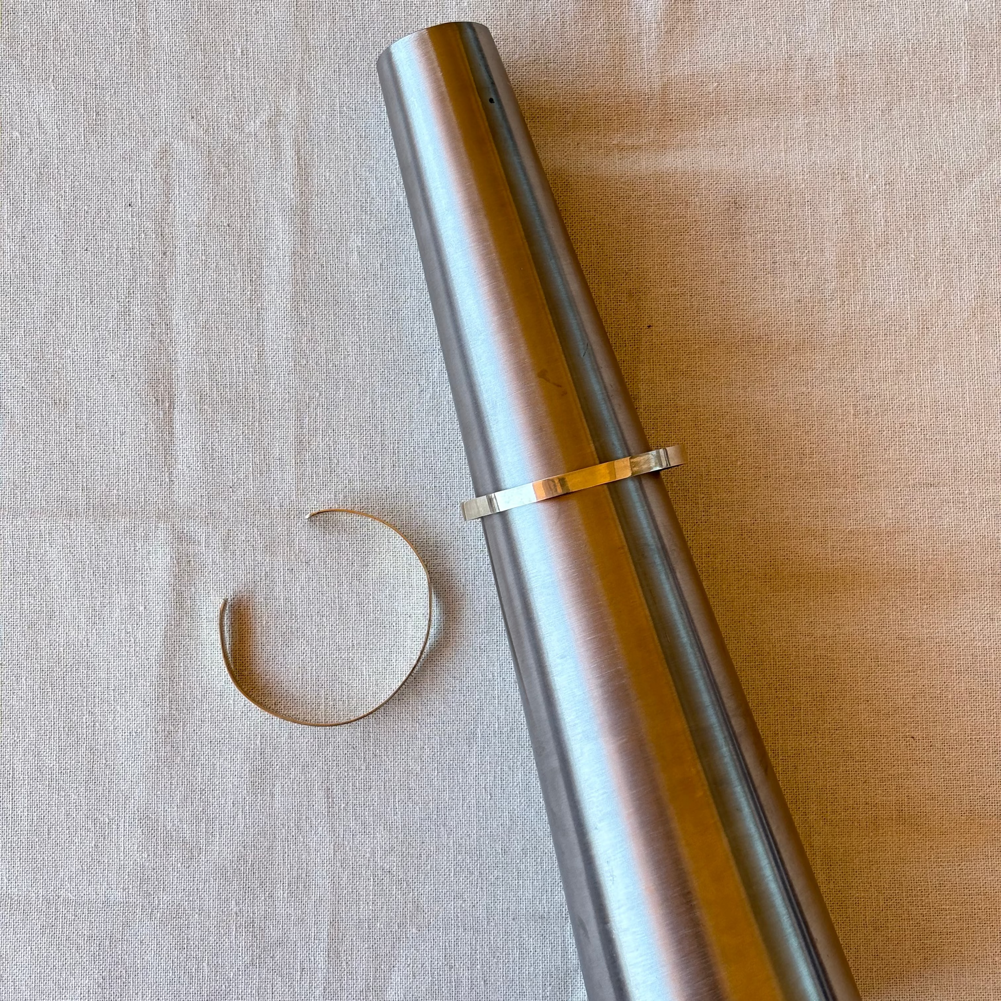 Esclava de Plata de Llei 925 rígida i ajustable, amb acabat brillant.