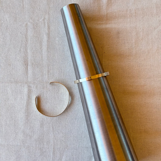 Esclava de Plata de Llei 925 rígida i ajustable, amb acabat brillant.