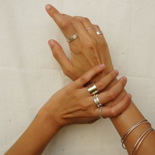 Anell ample en forma de tub, llis i brillant de Plata de Llei 925.