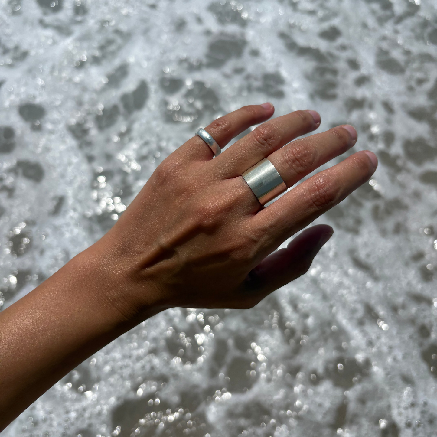 Anell ample en forma de tub, llis i brillant de Plata de Llei 925.